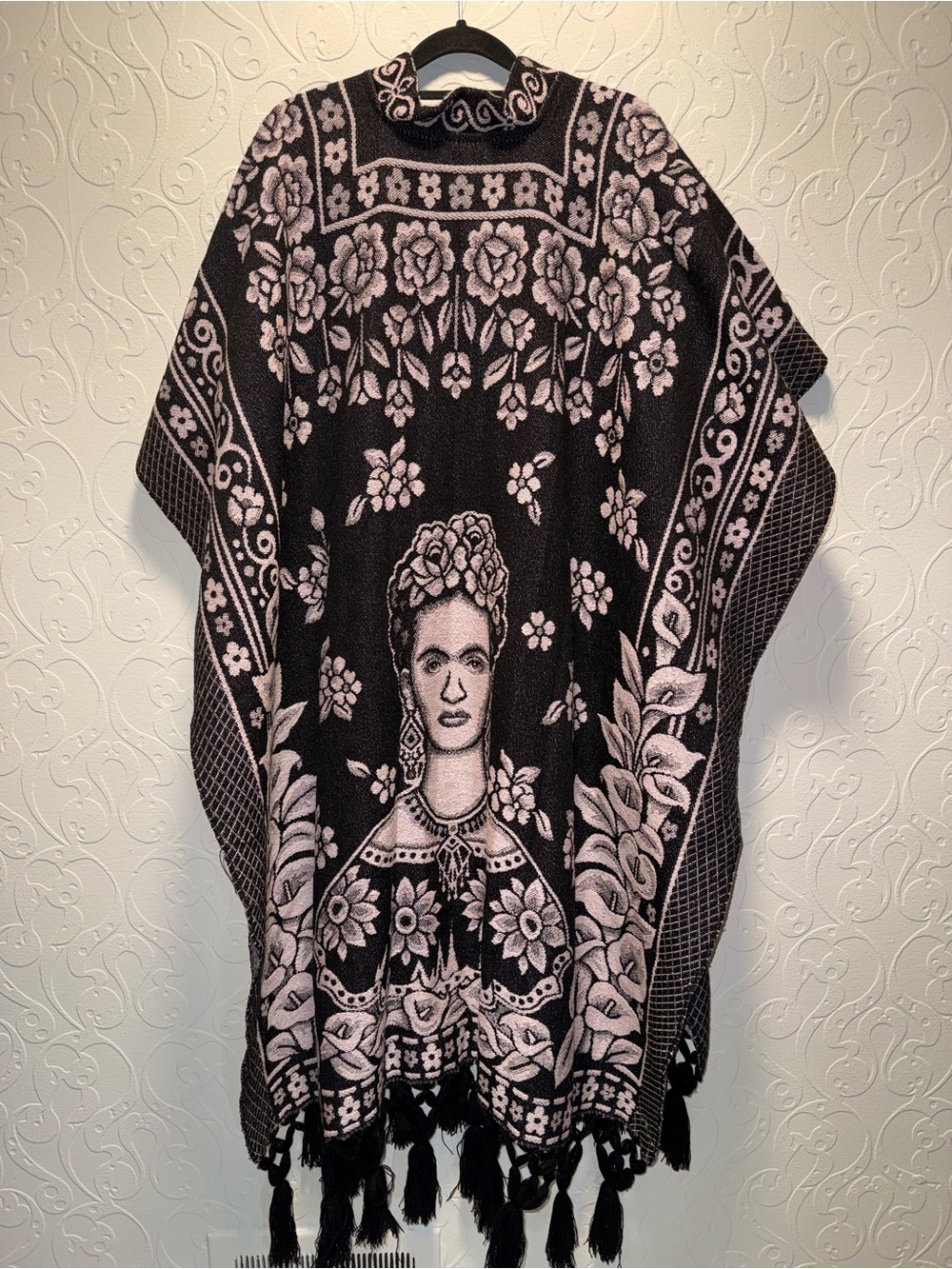 Frida Kahlo Graphic Poncho - Black & Light Pink - Picture 3 of 5